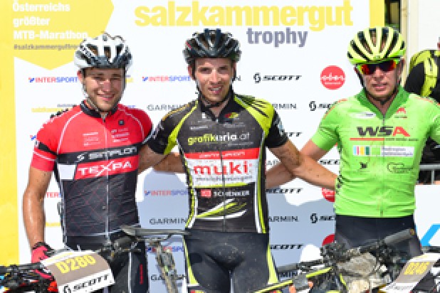 Manfred Zöger (1. Platz), Simon Gessler (2. Platz) und Michael Zink (3. Platz) - Sieger Salzkammergut Trophy 2018 - Strecke D (Foto: Joachim Gamsjäger) Manfred Zöger (1. Platz), Simon Gessler (2. Platz) und Michael Zink (3. Platz) - Sieger Salzkammergut Trophy 2018 - Strecke D (Foto: Joachim Gamsjäger)