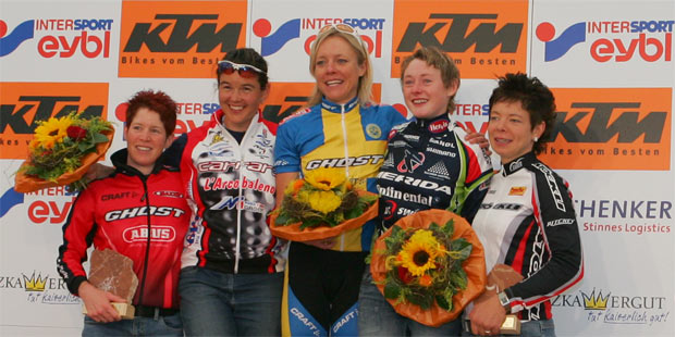 Esther Süss (SUI), Alexandra Hober (ITA), Anna Enocsson (SWE), Martina Deubler (AUT), Louis Daniela (SUI) - 2005 UCI Mountain Bike Marathon World Cup - (Foto: Erwin Haiden - Salzkammergut Trophy)