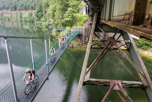 H&auml;ngebr&uuml;cke <br /> Foto: Erwin Haiden, nyx.at<br /><a href="http://www.salzkammergut-trophy.at/_uploads/_uploads/Eisenbahnbruecke%20Hallstatt.jpg" target="_blank"> &gt; Download high res</a>