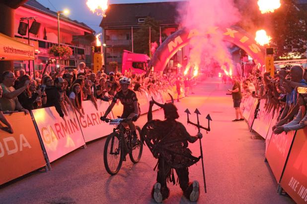 Salzkammergut Trophy 2026 - letzter Finisher mit Trophy Teufel (Foto: Bernd Schröckelsberger)