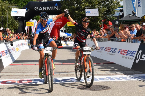 Sabine Sommer und Mayer Barbara passieren die Ziellinie (Foto: Reitbauer)