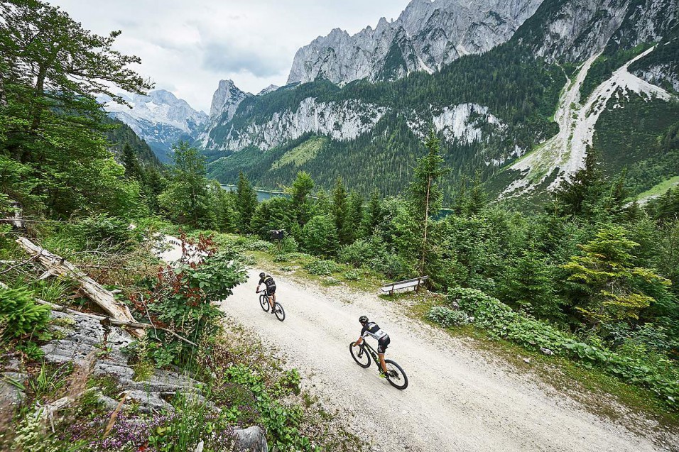 Salzkammergut Trophy 2018 - Abfahrt RichtungGosausee (Foto: Martin Bihounek)