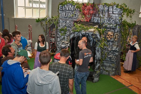 Salzkammergut Mountainbike Trophy 2017 - Startnummernausgabe Extremstrecke - Eingang zur Hölle (Foto: Martin Bihounek)