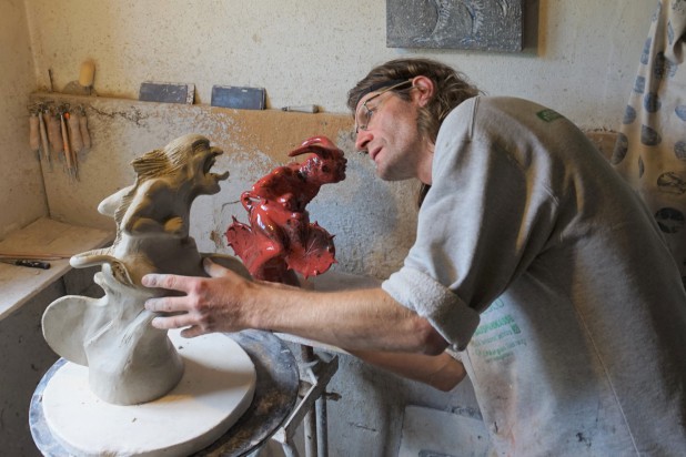 Hallstatt Keramik - Thomas Gschwandtner bei der Anfertigung der Trophäen (Foto: Peter Perstl)