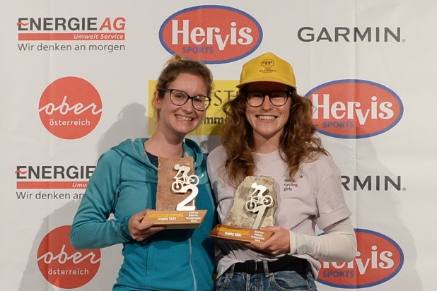 Caroline Rust (2. Platz) und Magdalena Umkehrer (1. Platz) - Sieger Salzkammergut Trophy 2021 - Gravel Marathon (Foto: Joachim Gamsjäger)