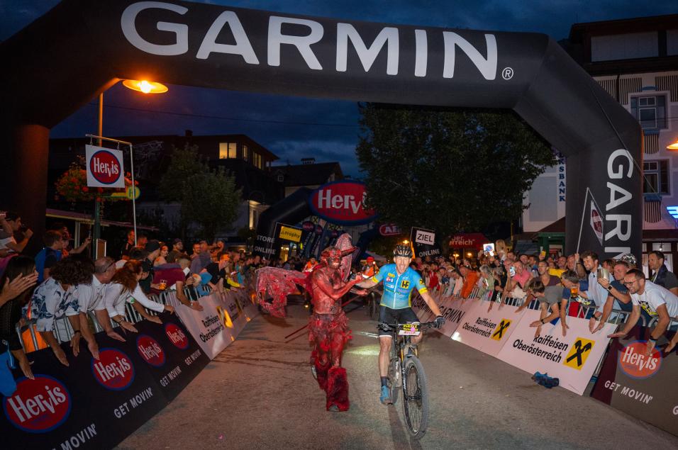 Salzkammergut Trophy 2022 - letzter Finisher mit Trophy Teufel (Foto: Marc Schwarz)