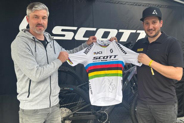 Trikot von Nino Schurter, handsigniert beim Weltcup in Leogang. (Foto: Scott)