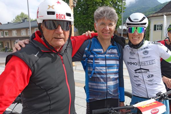 Franz Kneissl mit Martin Huber und Lukas Kaufmann auf Tour in Bad Goisern (Foto: Salzkammergut Trophy)