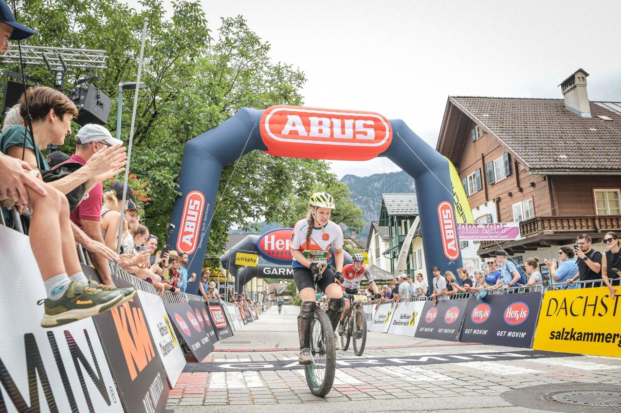 Salzkammergut Trophy 2024 - Ziel - Einrad - Strecke G - Siegerin Ariane Rohn (Foto: Sportograf) Salzkammergut Trophy 2024 - Ziel - Einrad - Strecke G - Siegerin Ariane Rohn (Foto: Sportograf)