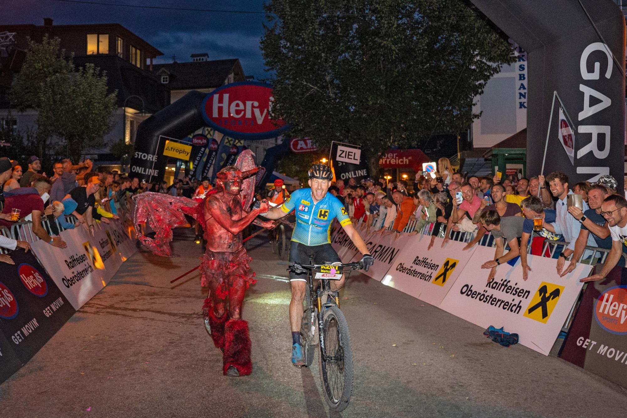 Salzkammergut Trophy 2022 - letzter Finisher mit Trophy Teufel (Foto: Marc Schwarz)